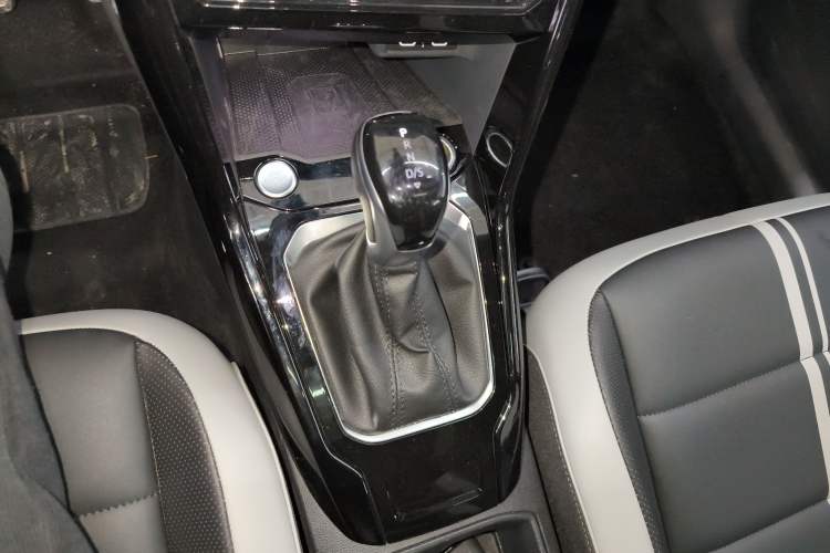 Used Volkswagen T-ROC 2023 300TSI DSG Two-Wheel Drive Starlight Edition
