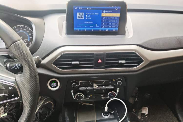 Used Dongfeng Fengon S560 2018 1.8L Manual Luxury 7-Seater Audio And AC Panel