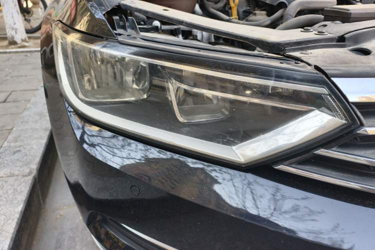 Used Volkswagen Magotan 2017 330TSI DSG Leading Model Right Front Headlight