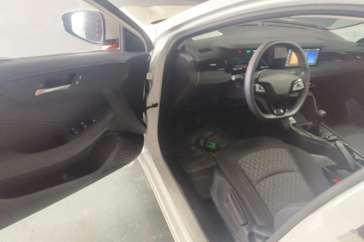 Used Roewe i5 2026 Model 1.5L Manual Comfort Version
