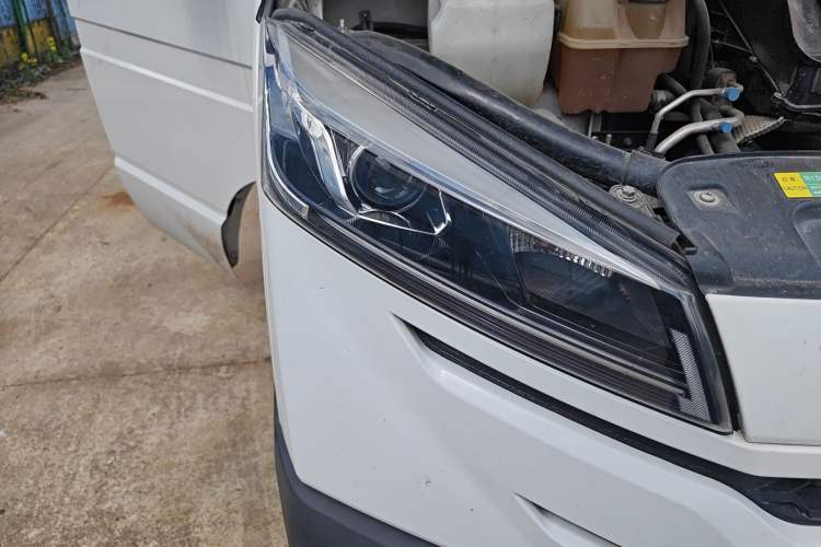 Used Iveco Daily 2023 2.5T A37M1 Long Wheelbase Mid-Roof Dual-Tire Side-Sliding Doors 5-9 Seats