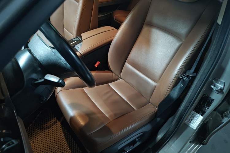 Used BMW 5 Series 2014 528Li Leading Model
