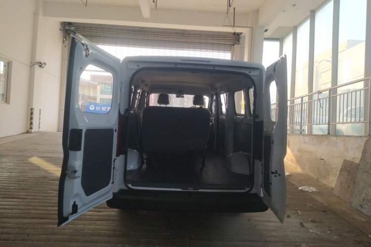 Used Wuling Yangguang 2024 300KM Comfort Version Passenger Van 75kW