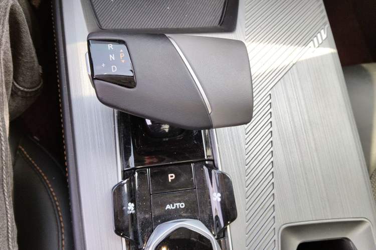 Used CHANGAN OSHAN Z6 2023 Blue Whale 1.5T DCT Luxury Model Gear Lever