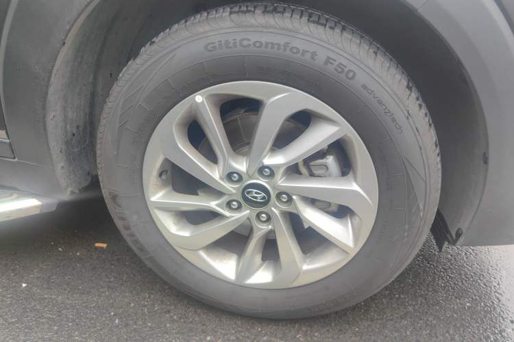 Used Hyundai Tucson 2015 1.6T Dual-Clutch Two-Wheel-Drive Smart Model Right Front Wheel Hub