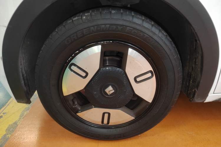 Used Baojun E300 2020 Starry Intelligence Edition Left Front Wheel Hub