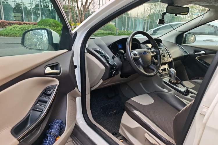 Used Ford Focus 2012 Sedan 1.6L Automatic Fashion Edition
