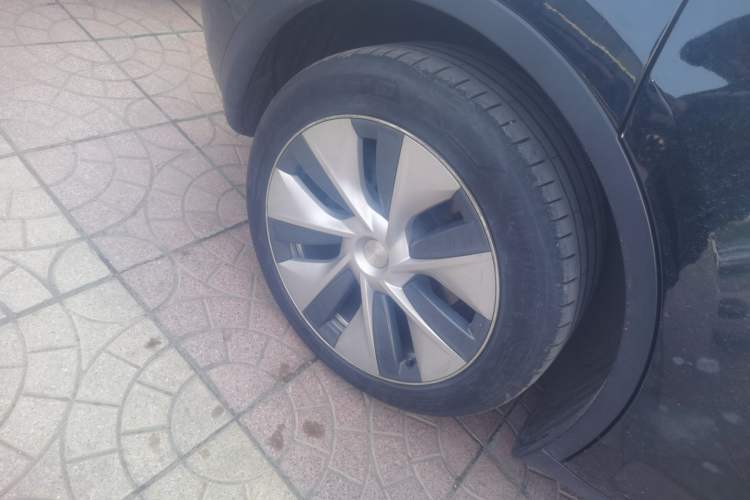 Used Tesla Model Y 2021 Long-Range All-Wheel-Drive Version 3D7 Right Rear Wheel Hub