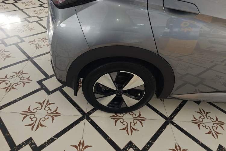Used BYD Dolphin 2023 420 km Fashion Edition Right Rear Wheel Hub