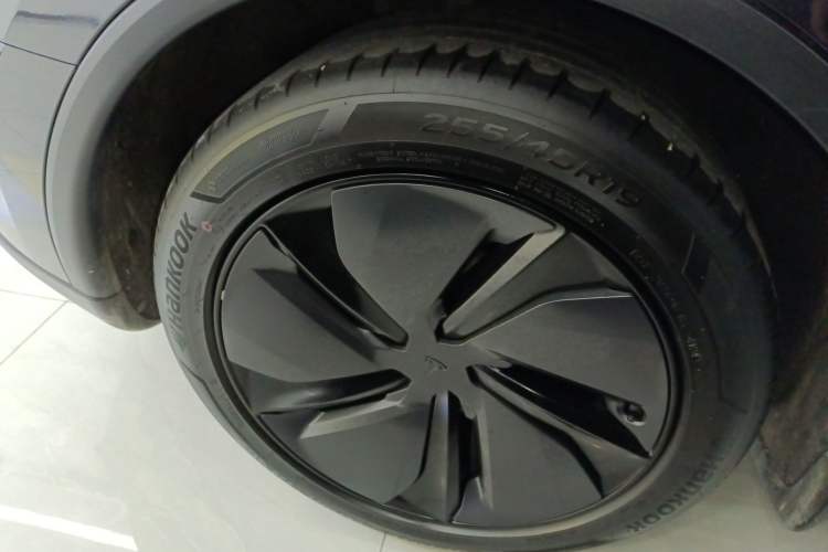 Used Tesla Model Y 2025 Long-Range All-Wheel-Drive Version