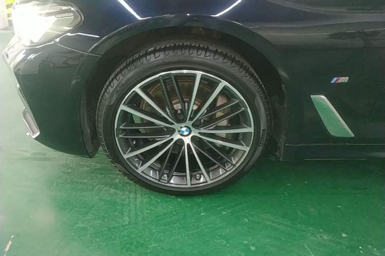 Used BMW 5 Series 2022 Restyled 530Li Leading Edition M Sport Package Left Front Wheel Hub