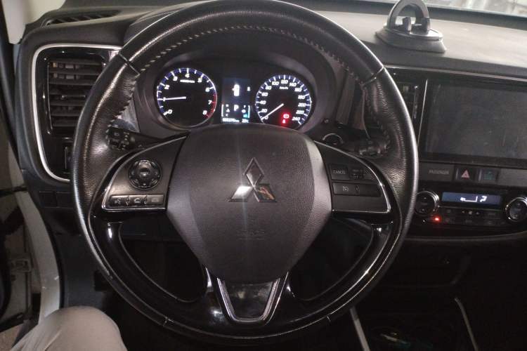 Used Mitsubishi Outlander 2019 2.0L Two-Wheel Drive Comfort Edition 5 Seats China VI Standard Steering Wheel