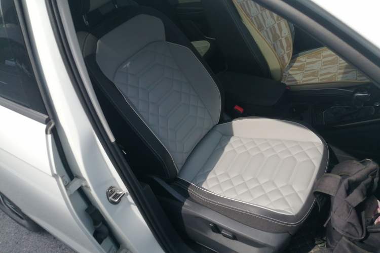 Used Volkswagen Tayron 2023 280TSI Two-Wheel-Drive Luxury Plus Advanced Version Right Front Seat