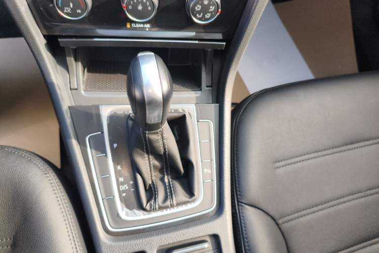 Used Volkswagen Golf 2017 1.6L Automatic Comfort Million-Vehicle Anniversary Edition Gear Lever