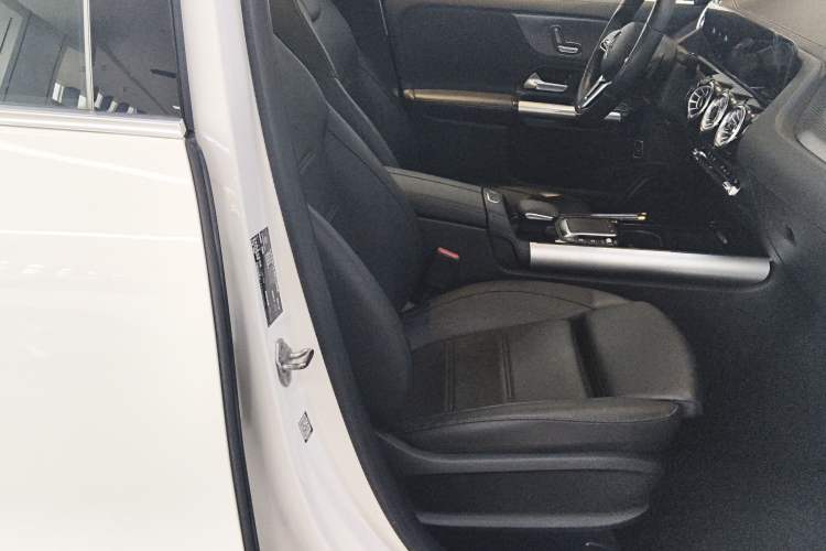 Used Mercedes-Benz GLA 2023 GLA 220 Right Front Seat