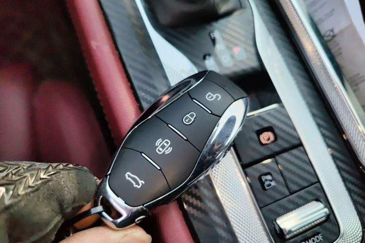 Used Hongqi H5 2024 2.0T Automatic Smart Connect Flagship Edition Vehicle Key