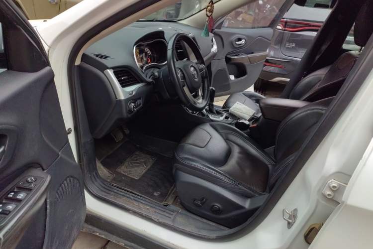 Used Jeep Cherokee 2017 2.0L Superior Edition
