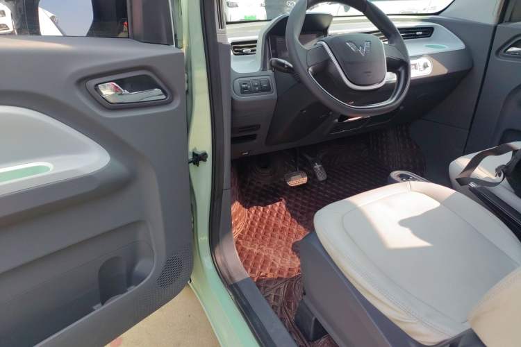 Used Wuling Hongguang MINIEV 2022 Macaron Premium Model – Lithium Iron Phosphate Driver Seat