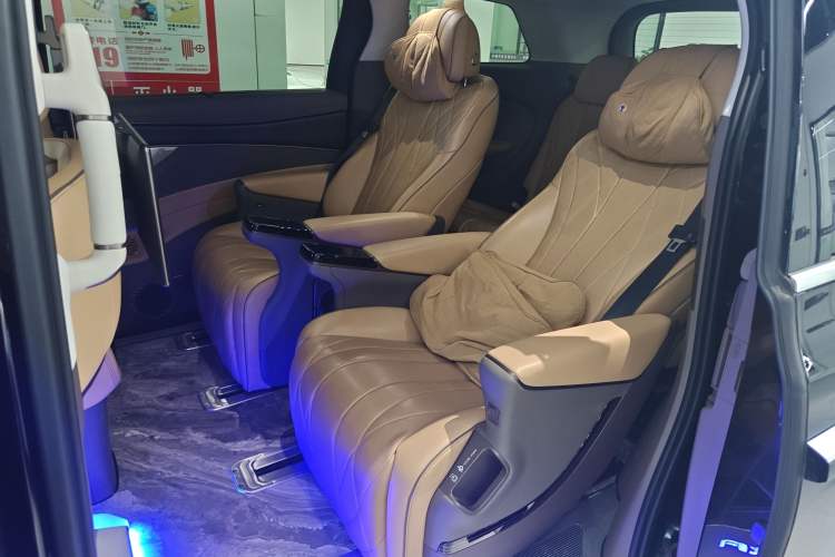 Used Denza D9 2022 DM-i 970 Four-Wheel Drive Prestige Model Left Rear Seat