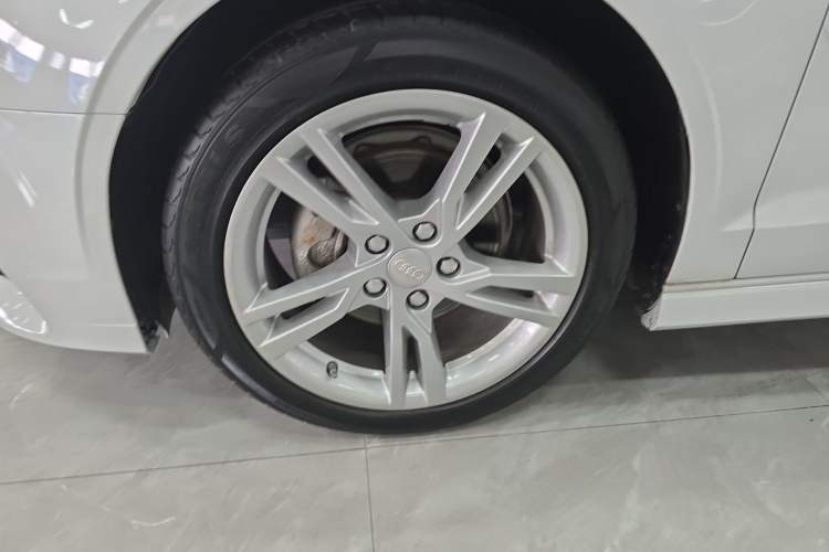 Used Audi A3 2020 Limousine 35 TFSI Fashion Edition China VI Emission Standard Left Front Wheel Hub