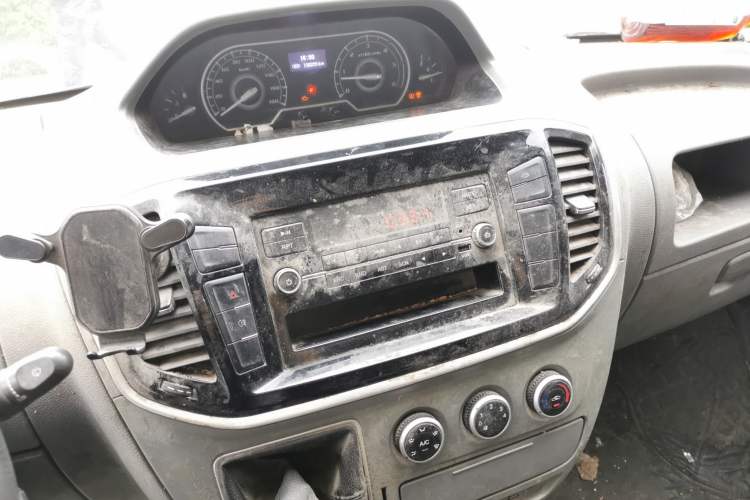 Used SAIC MAXUS Xintu V80 2021 2.0T Manual Classic Aoyuntong Short Wheelbase Mid-Roof 5/6-Seater Audio And AC Panel