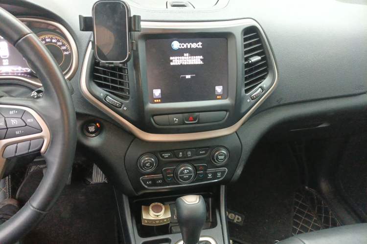 Used Jeep Cherokee 2017 2.0L Superior Edition Audio And AC Panel