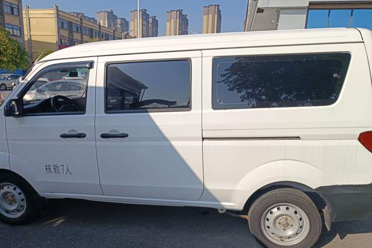 Used Jinbei Hiace X30 2023 1.5L Super-Comfortable Passenger Van 5/6/7-Seater Non-Air-Conditioned Version Model SWC15M
