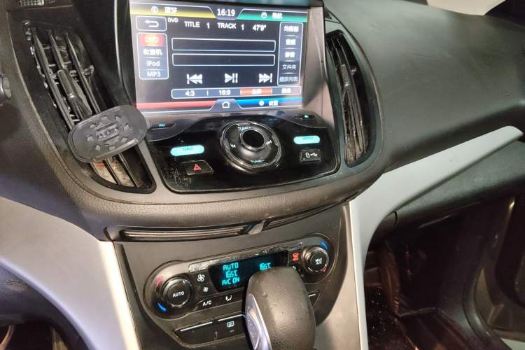 Used Ford Kuga 2015 1.5L GTDi Two-Wheel-Drive Comfort Model Audio And AC Panel