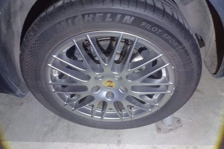 Used Porsche Cayenne 2015 Cayenne 3.0T Right Front Wheel Hub