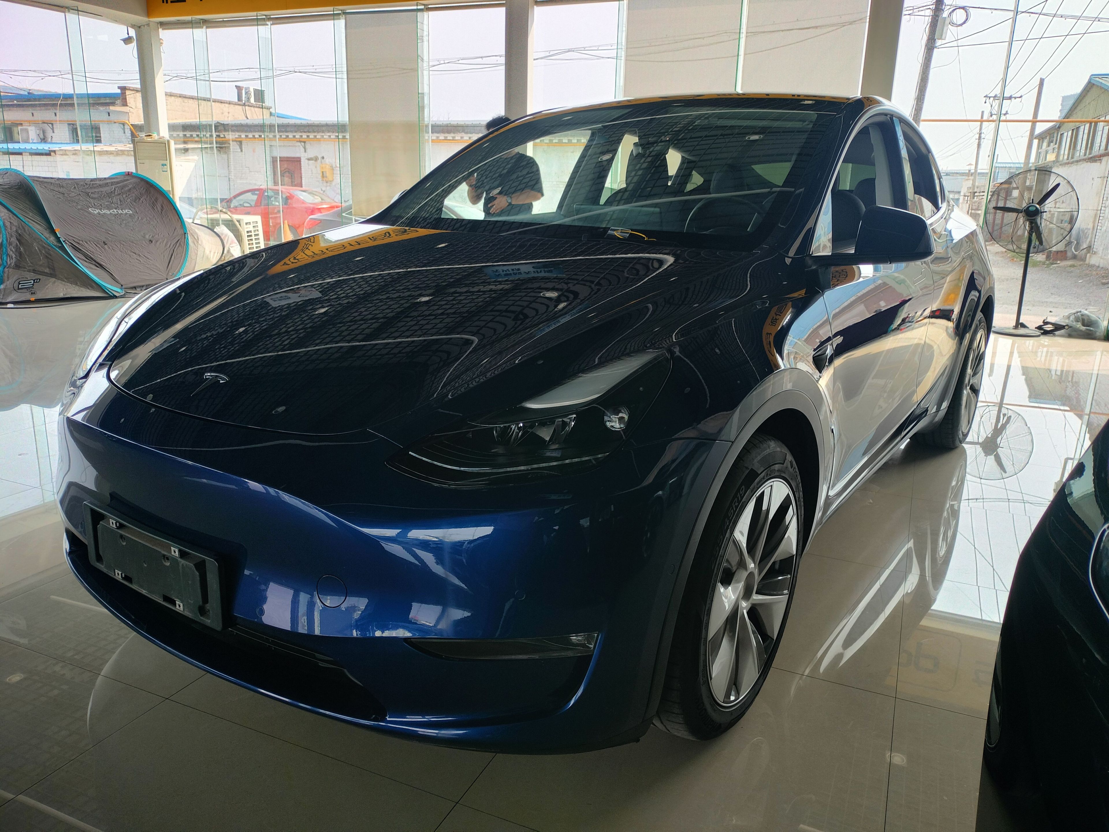 تحت مقدمة السيارة