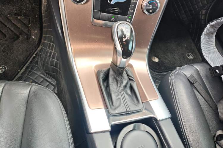 Used Volvo XC60 2015 T5 Smart Upgrade Model Gear Lever