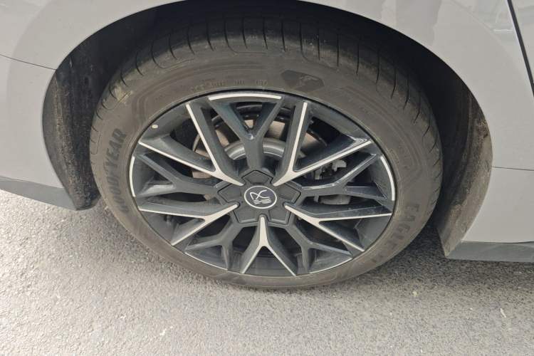 Used BYD Han 2025 DM-i Intelligent Driving Edition 125KM Prestige Model Right Rear Wheel Hub