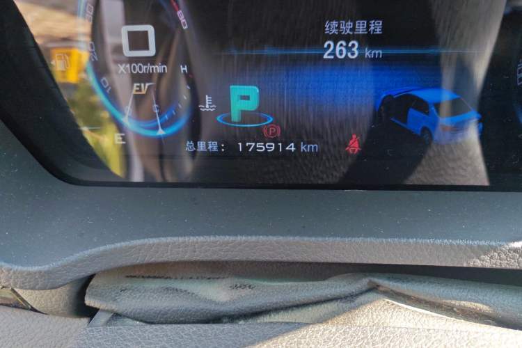 Used BYD Qin New Energy 2015 1.5T Dual-Crown Flagship Plus Edition Odometer Close Up