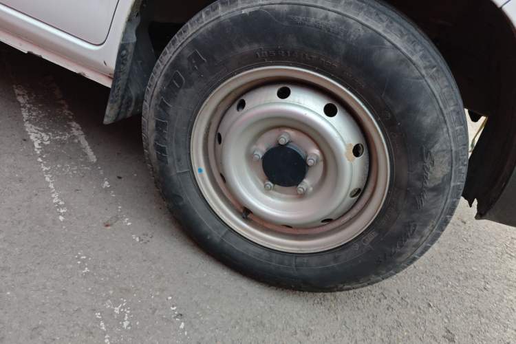 Used Karry Jiangtun E5 2024 268 km Range Open-Window 6-Seater Version Right Front Wheel Hub