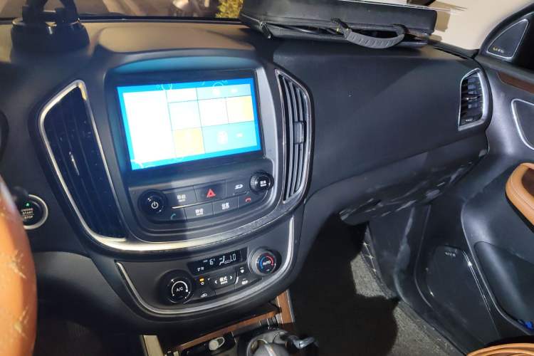 Used Baojun 560 2017 Rhythmic Edition 1.8L iAMT Prestige Model Audio And AC Panel