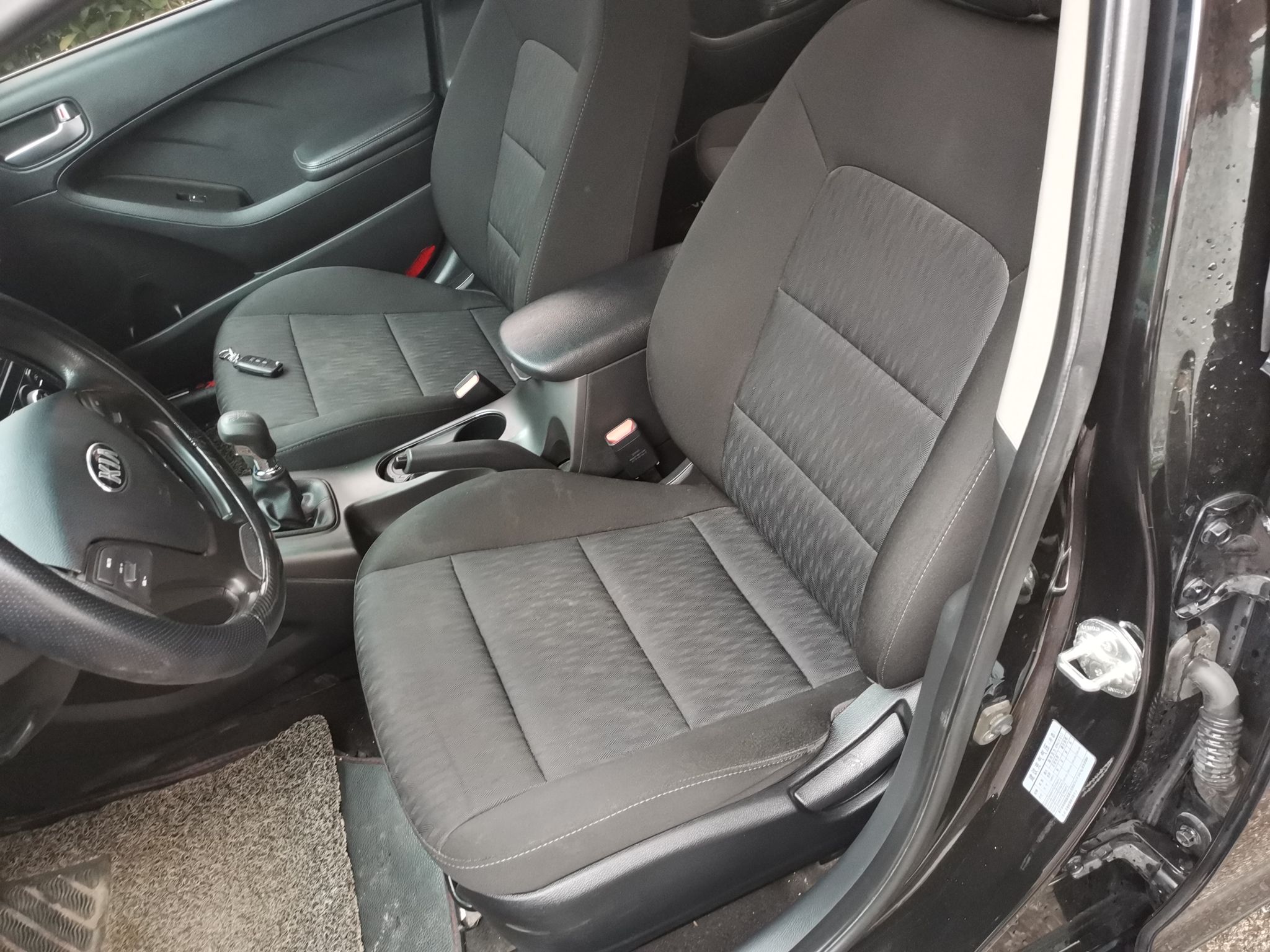 Переднее сиденье в автомобиле