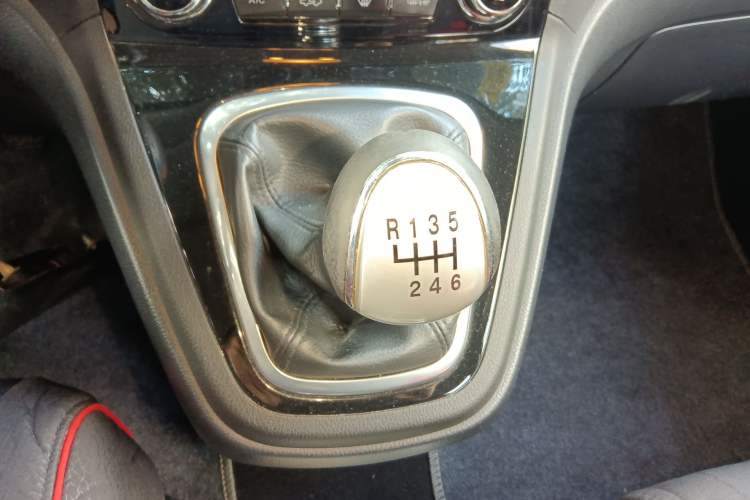 Used Haval H6 2013 Upgraded Model 1.5T Manual Two-Wheel Drive Elite Version Gear Lever