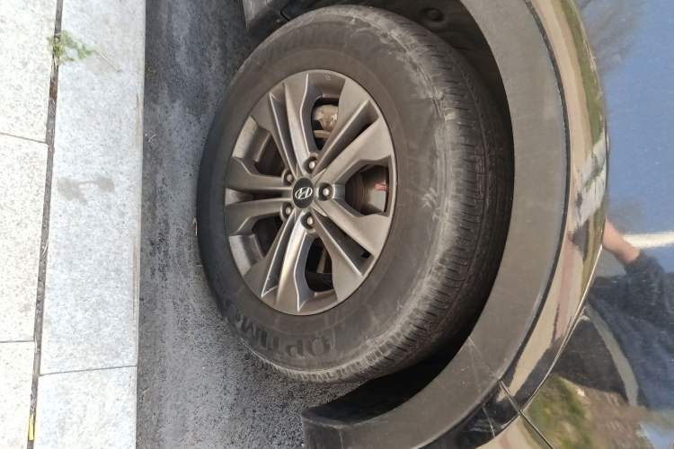 Used Hyundai Santa Fe 2013 2.4L Automatic Two-Wheel Drive Smart Version Right Front Wheel Hub