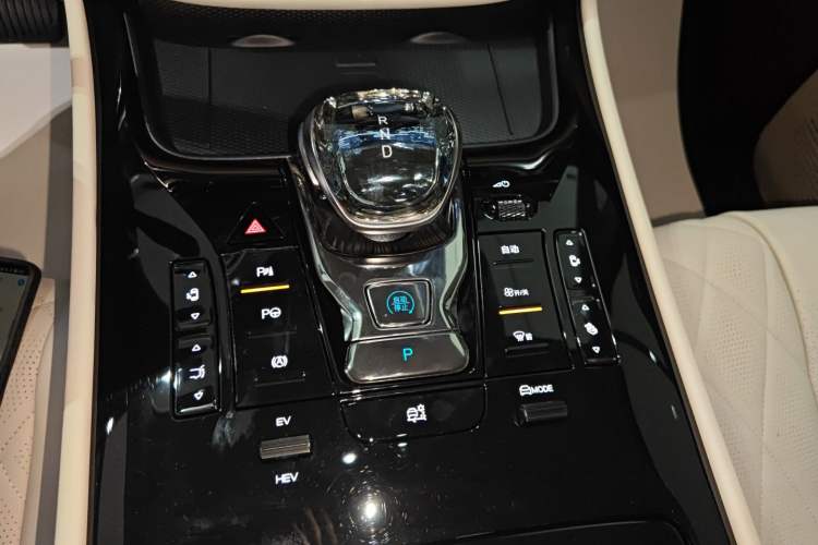 Used Denza D9 2024 DM-i 980 Four-Wheel Drive Flagship Model