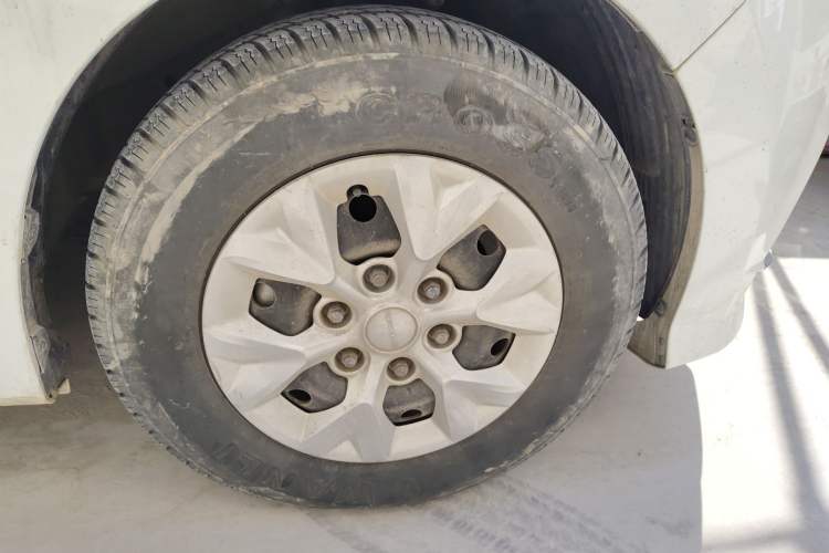 Used SAIC MAXUS G10 2021 2.0T Manual Elite Edition Diesel 9-Seater Right Front Wheel Hub