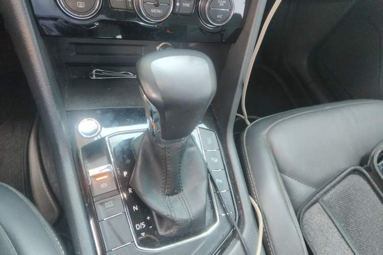 Used Volkswagen Tiguan L 2019 Revised 330TSI Automatic Two-Wheel Drive Smart & Luxury Edition China VI Standard Gear Lever