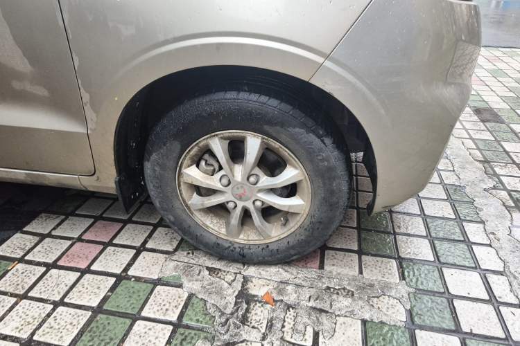 Used Wuling Hongguang V 2019 1.5L Enjoyment Version China VI LAR Right Front Wheel Hub