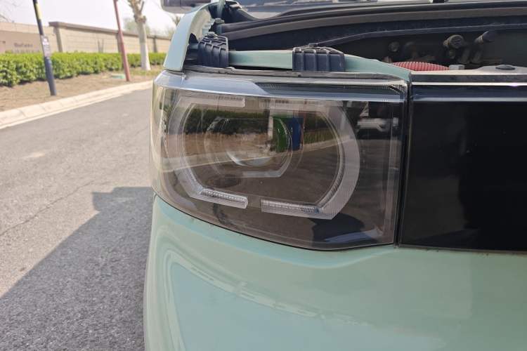 Used Wuling Hongguang MINIEV 2021 Macaron Sandwich Model 120 km Lithium Iron Phosphate Right Front Headlight