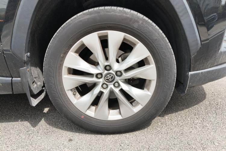 Used Toyota Wildlander 2022 Updated Version 2.0L CVT Two-Wheel Drive Leading Edition Right Front Wheel Hub