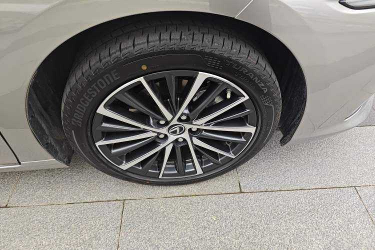 Used Lexus ES 2022 300h Deluxe Edition Right Front Wheel Hub