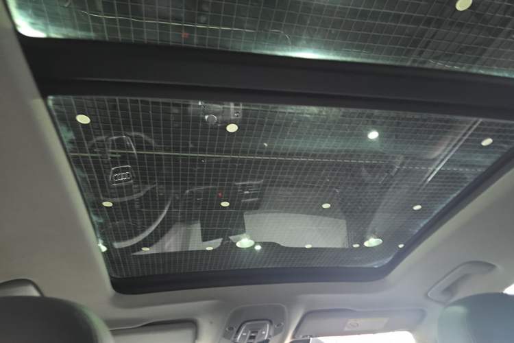 Used Audi Q5L 2018 40 TFSI Prestige Edition China VI Emission Standard Headliner