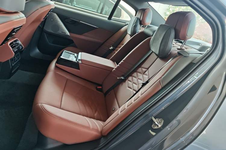 Used BMW i5 2024 eDrive 35L Luxury Model with M Sport Package
