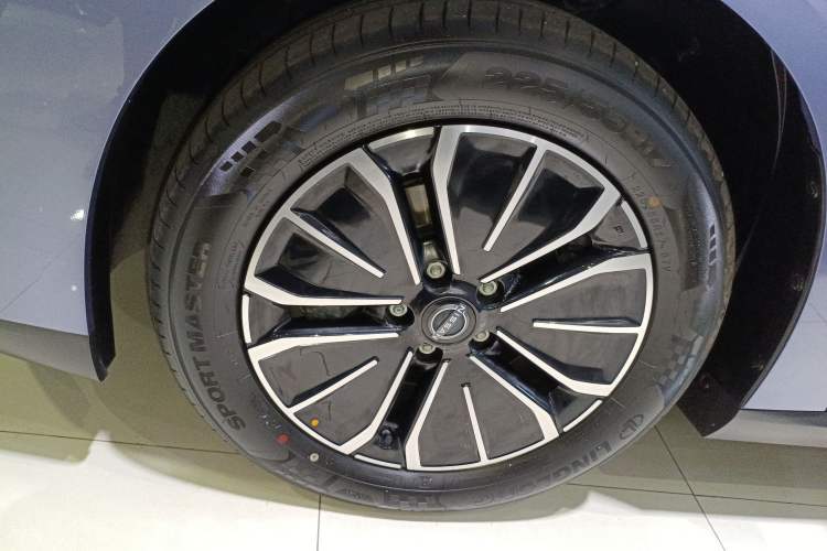 Used Nissan N6 2026 Model 180 Max Left Front Wheel Hub