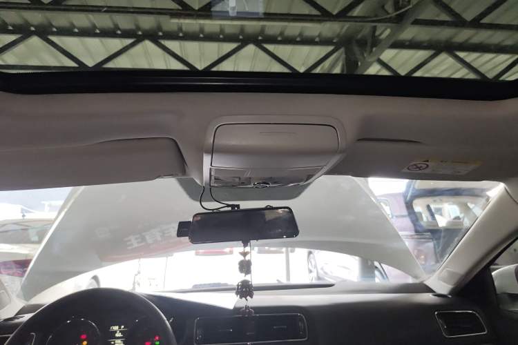 Used Volkswagen Sagitar 2015 1.6L Automatic Comfort Model
