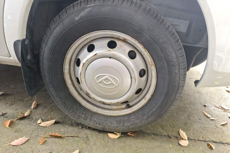 Used SAIC MAXUS Xintu V80 2024 Aotong Value Edition 6AMT Short Wheelbase Ultra-Low Roof 127 Ps 5/6 Seats Right Front Wheel Hub